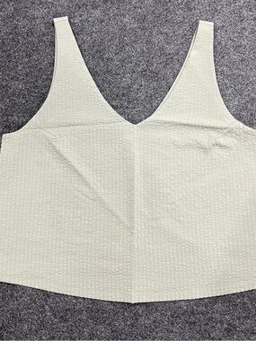 Vouri SL Villa Textured Crop Tank
Laurel VW1235 XL NWTS